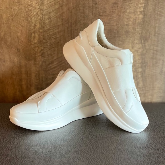 *** 🚨SOLD🚨*** UGG LIBU - Picture 2 of 5